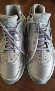 ❤❤SOLDWomen's Nike Huarache tennis metallic silver